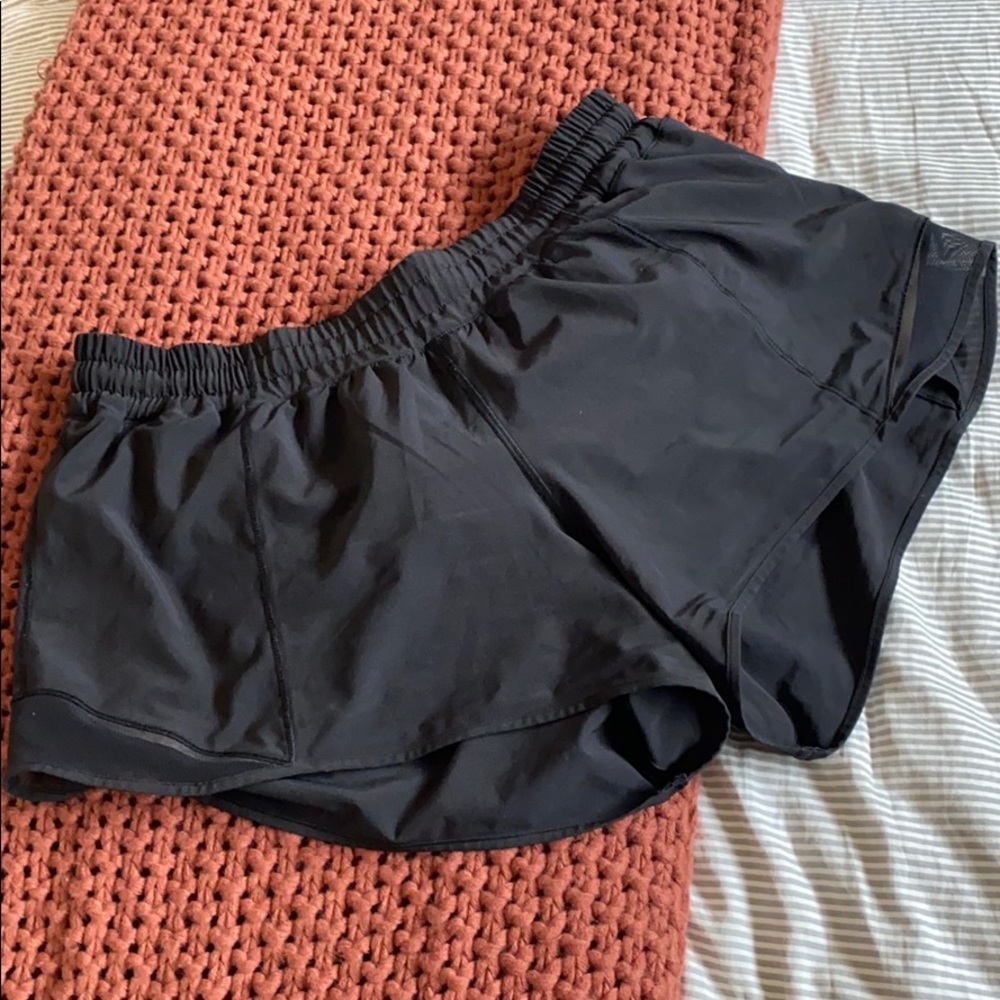 Lululemon 4” Hotty Hot shorts